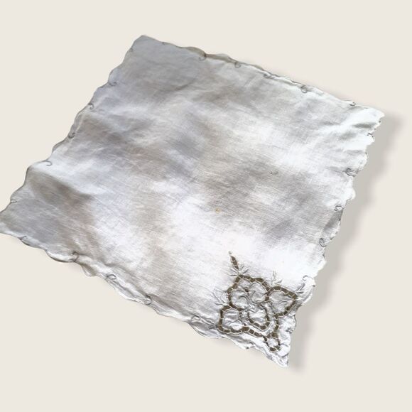 Vintage 30s Handmade Embroidered Doily/ Napkin - Picture 1 of 12
